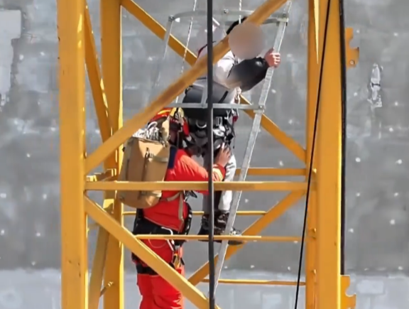 【视频】作业没写完怕被罚，男孩竟躲在塔吊……