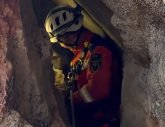 【视频】消防员爬进仅0.6米宽的窄洞成功救人