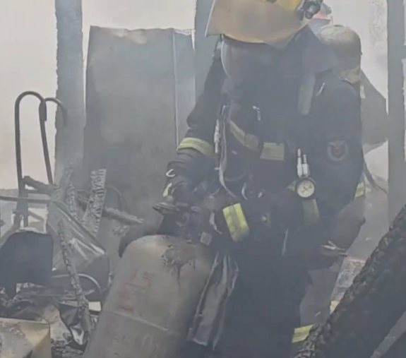 【视频】民房起火，消防员徒手拎出4个满气液化气罐