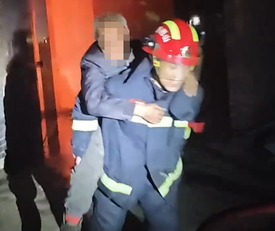 【视频】消防员冲进火海背出受困居民