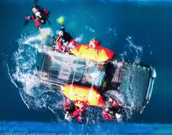 【视频】消防员开展车辆落水打捞训练