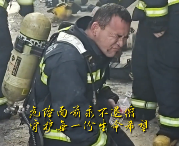 【视频】民房起火 消防员顶着烈焰高温成功救出3人