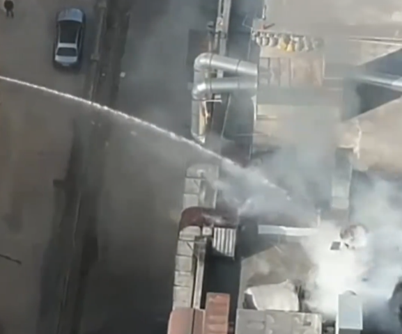 【视频】厂房顶楼发生火灾 对面厂房员工精准射水扑救
