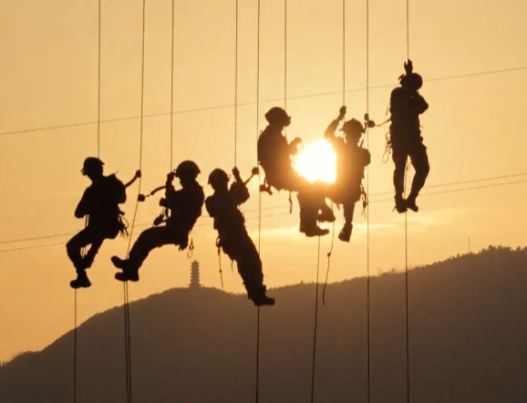 【视频】百米高空，消防员开展绳索救援技术实战演练