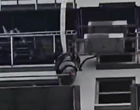 【视频】七旬老人忘带钥匙从26楼“索降”回家 脚滑失控被困在21楼窗外