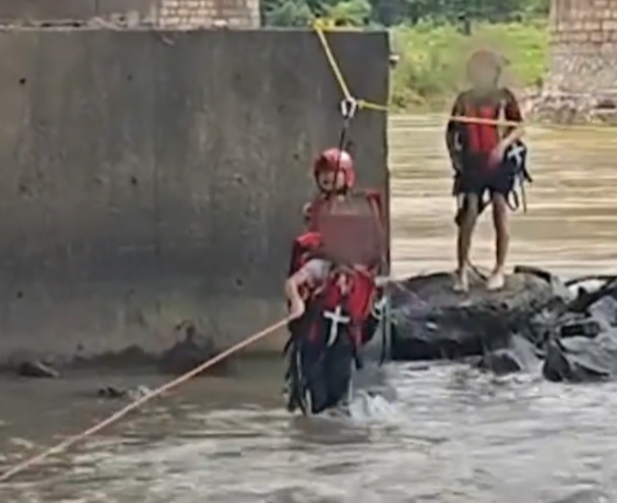 【视频】河水突涨！两名少年被困桥墩，消防员横跨激流营救