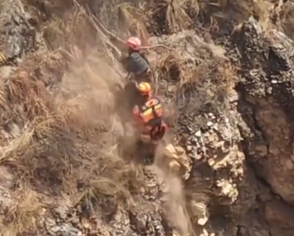 【视频】村民被困悬崖一天一夜 消防历经五个多小时救回