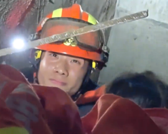 【视频】女童坠入10米深通风井 消防员以身为盾守护平安