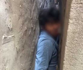 【视频】男孩忘带钥匙想走后门回家 不慎被卡墙缝