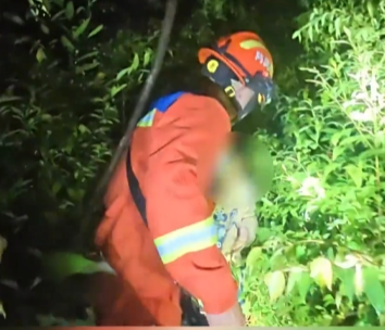 【视频】一家三口被网红徒步攻略带跑偏 被困山中