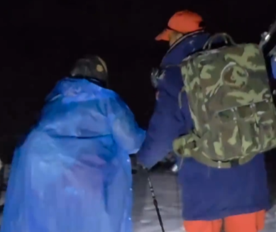 【视频】暴雪封山 消防徒步营救23名游客