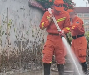 【视频】被洪水打乱的生活消防员帮忙归位