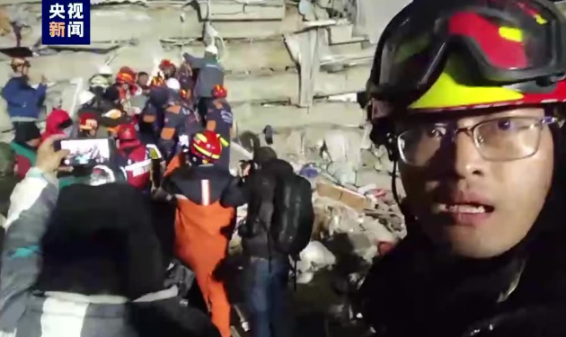 【央视新闻】现场视频！中国救援队从废墟中救出一名孕妇