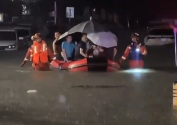 【新闻直播间】广东深圳暴雨致人员被困 消防紧急疏散转移