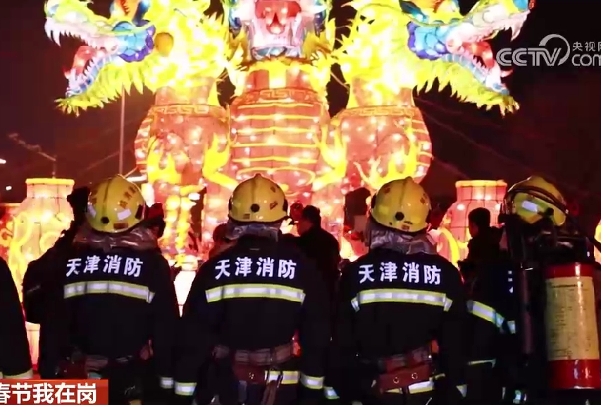 【朝闻天下】节庆民俗活动增多 消防员守护平安