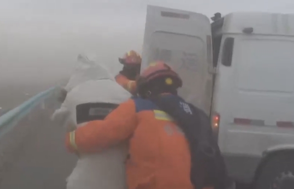 【新闻直播间】新疆沙尘暴致车辆人员被困 消防紧急救援