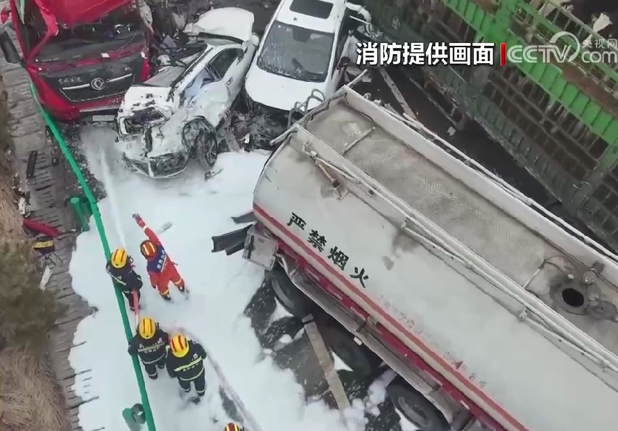 【共同关注】雪天路滑引发多起事故 消防紧急救援