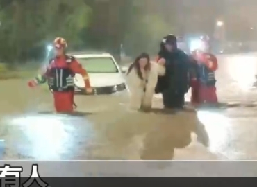 【新闻直播间】安徽明光突降暴雨致多人被困 消防到场救援