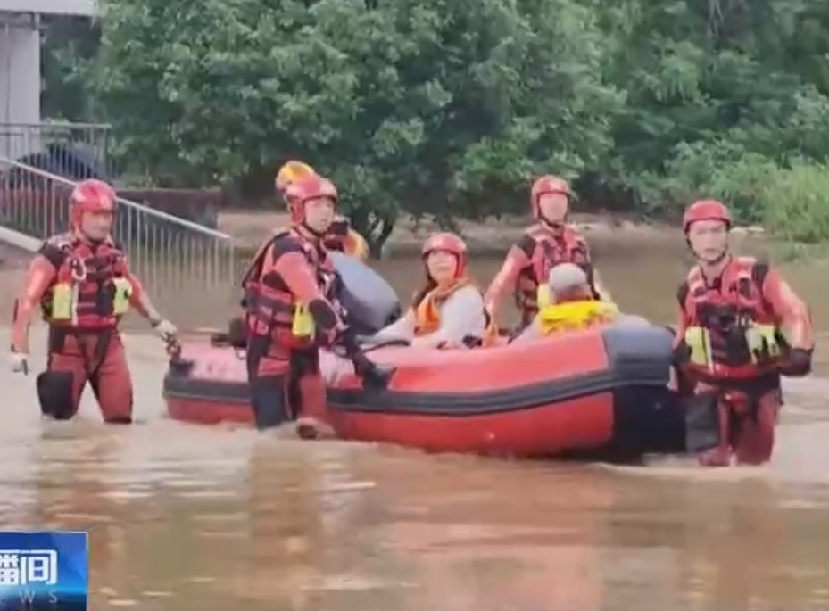 【新闻直播间】广东清远强降雨致多处积水 消防安全转移被困人员