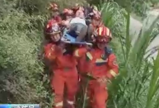 【东方时空】接力救援 消防员争分夺秒转移群众