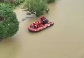 【新闻直播间】湖南郴州暴雨引发洪涝致群众被困 消防紧急救援