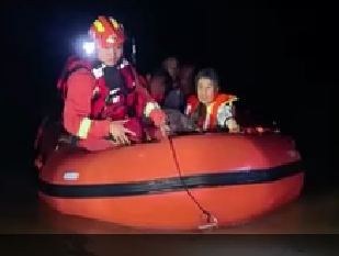 【共同关注】湖南湘潭涓水四新堤发生决口险情 消防连夜转移群众