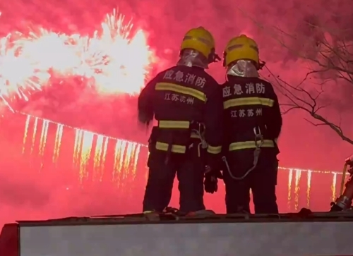 【联播一瞬】致敬守护者！带你看消防员与烟花的最美同框