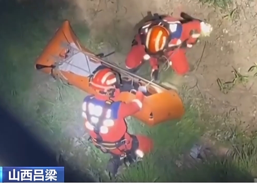 【24小时】山西吕梁：男子避险不慎坠桥 消防连夜救援