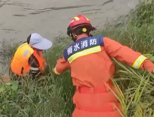 【24小时】浙江东阳：男子垂钓被困江中 民警消防合力营救