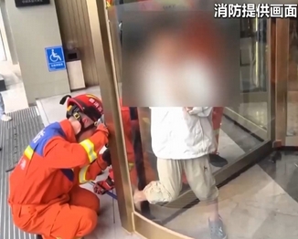【新闻直播间】儿童旋转门内玩耍频被卡 消防紧急救援