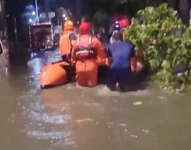 【东方时空】南方多地遭遇强降雨 消防紧急救援
