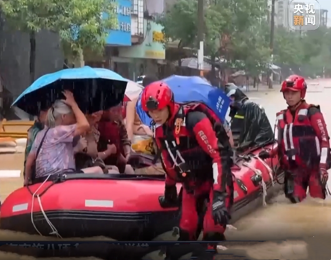 【新闻直播间】广西防城港：强降雨致47人被困 消防紧急搜救转移