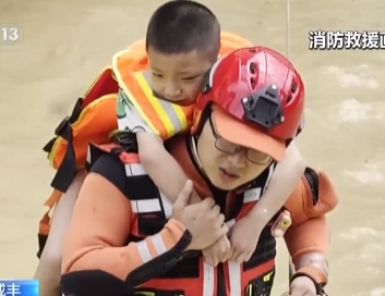 【新闻直播间】湖北咸丰强降雨致险情频发 消防紧急救援