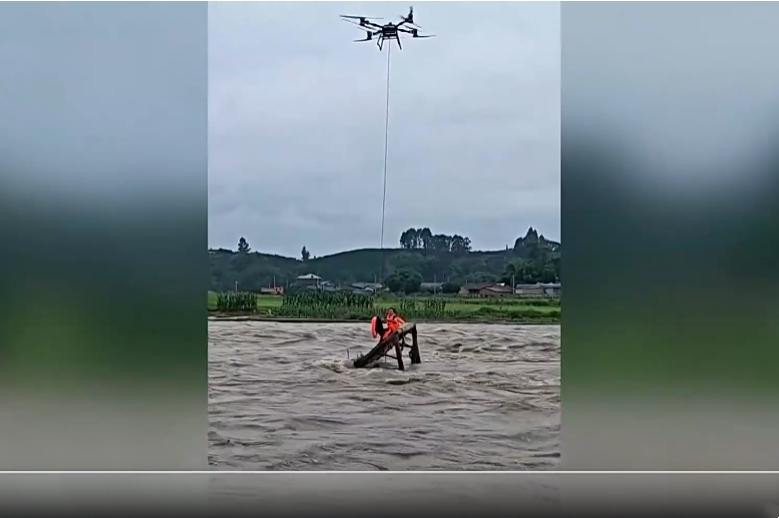 【东方时空】男子钓鱼被困河中央 无人机成功救援