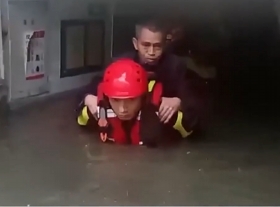【新闻30分】四川成都暴雨致城区积水 消防多次转移被困群众
