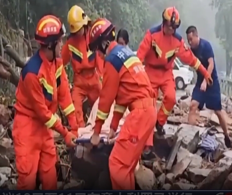 【共同关注】重庆暴雨致山体垮塌居民被困 消防紧急救援