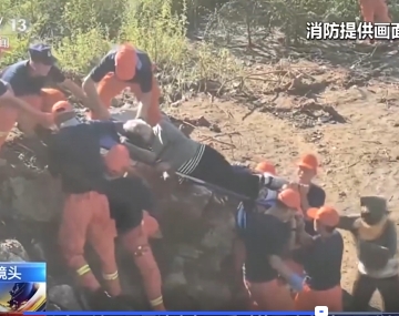 【24小时】7小时翻山越岭 消防员救出白河北村100多名被困群众