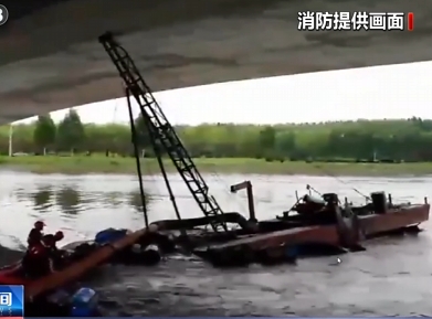 【新闻直播间】北京：船只被卡潮白河大桥 消防成功排险