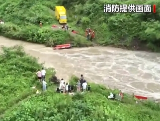 【新闻直播间】浙江丽水16人被困河岸 消防紧急施救