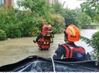 【新闻直播间】广东广州：花都暴雨内涝危急 消防连夜转移被困居民