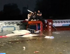 【新闻直播间】鄂尔多斯强降雨致道路积水5人被困 消防紧急救援