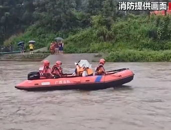 【新闻直播间】广西桂林：露营地涨水致2人被困 消防紧急救援