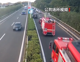 【新闻直播间】假期路上的“最美45度” 浙江宁波近百辆车为消防车让出生命通道