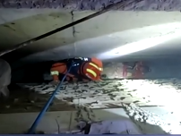 【新闻直播间】安徽六安：女孩掉入墙缝被卡 消防紧急救援