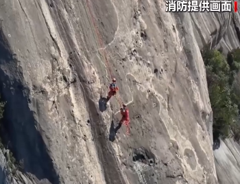 【新闻直播间】男子被困半山腰 消防紧急救援