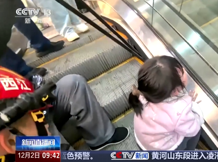 【新闻直播间】女童乘扶梯左手被卡 消防5分钟成功救援