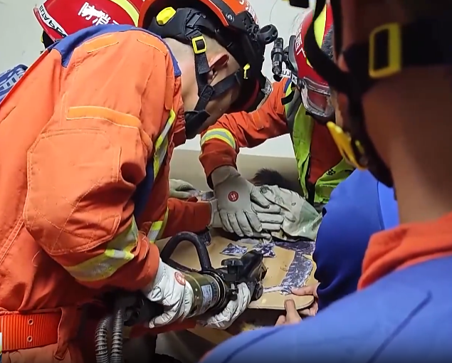 【新闻直播间】男童头部被卡按摩床孔洞 消防紧急处置