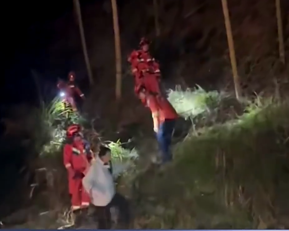 【新闻直播间】四人爬野山迷路被困 消防公安联合救援