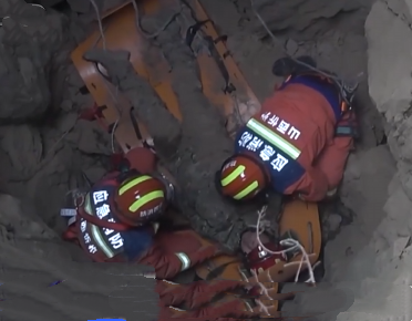 【新闻直播间】情况危急！男子掉入深坑 消防紧急救援