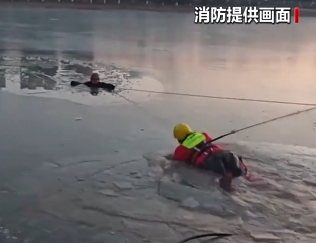 【新闻直播间】冰面破裂老人落水 消防砸冰救人